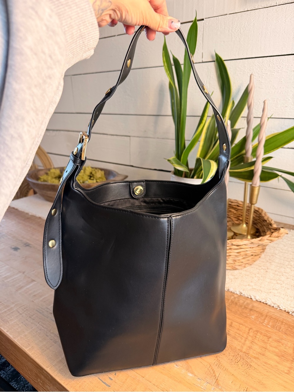 Classic Black Leather Shoulder Bag - Sleek Everyday Tote